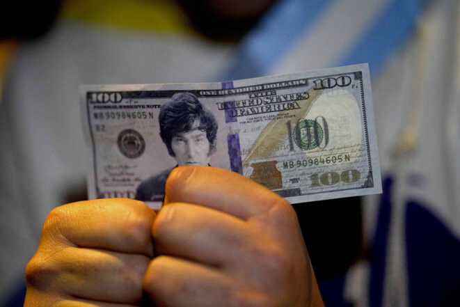 Un faux billet de 100 dollars avec le visage de Javier Milei lors d'un meeting à Buenos Aires, le 18 octobre 2023. © Photo Natacha Pisarenko / AP via Sipa