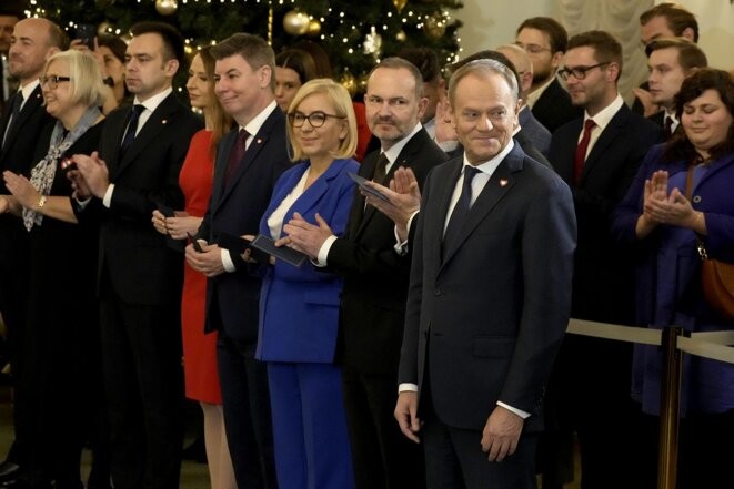 Donald Tusk, à droite, avec les ministres de son gouvernement lors de sa prestation de serment au palais présidentiel à Varsovie (Pologne), le 13 décembre 2023. © Photo Czarek Sokolowski / AP via Sipa