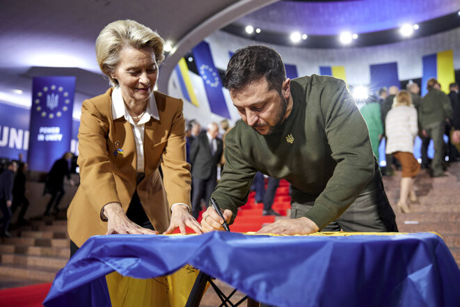 Ursula von der Leyen et Volodymyr Zelensky lors du sommet UE-Ukraine à Kyiv, le 2 février 2023. © Photo AP via Sipa