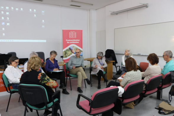 Foto del equipo técnico de Comunidades de Cuidados y representantes de las 7 cooperativas participantes, sentados en círculo conversando.