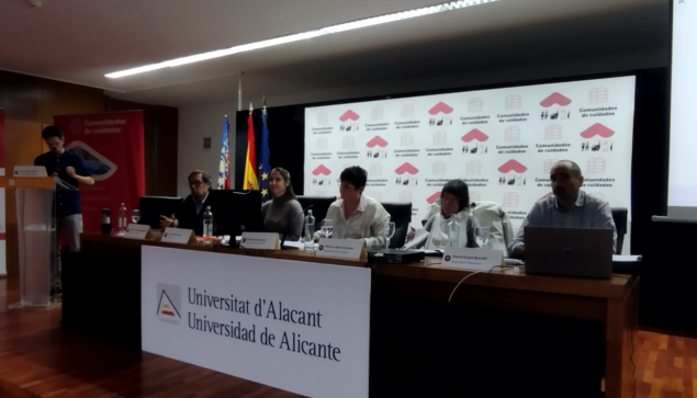 Vista de la mesa redonda, conmigo como moderador, y cinco representantes de diferentes administraciones y organizaciones.