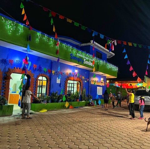 Dekorationen werden aufgehängt!