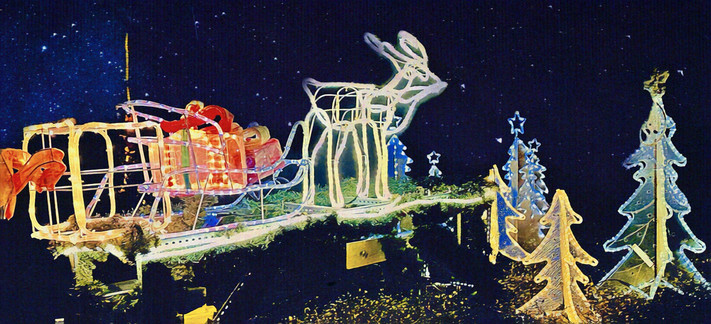 Ein Rentier zieht einen Schlitten, verschiedenen Tannen stehen im Garten, alle Konturen sind neon-beleuchtet. Im Hintergrund der Sternenhimmel, per KI hinzugefügt.