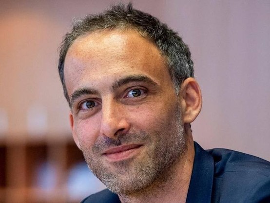 Raphael Glucksmann: «Non è Orbán il vero problema sul poco sostegno all’Ucraina: troppi governi già pensano di tornare ai patti con Putin»