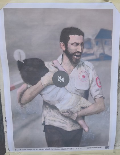 Dibujo de un médico portando un bebé en brazos y huyendo posiblemente de un bombardeo o buscando ayuda para el bebé. En el medio de la imagen el símbolo de "mute"