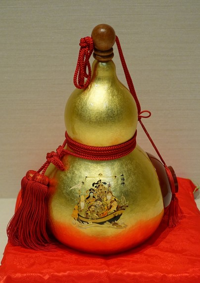A gilded gourd, decorated with the 7 Gods of Fortune riding their ship.