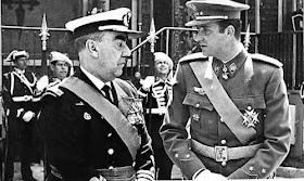 Foto de Carrero Blanco y Juan Carlos Borbón con uniformes de gala en lo que parece un desfile.