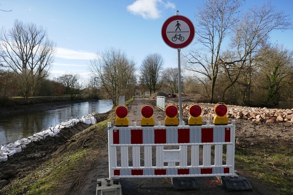 Foto des gesperrten nördlichen Nidda-Uferwegs in Frankfurt-Praunheim