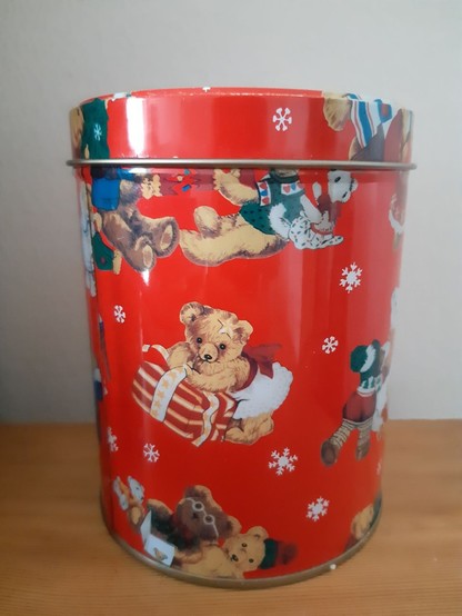 Runde Dose mit weihnachtlichen Bärchenmotiven auf Tisch