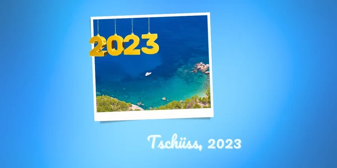 Illustration mit Foto von Mallorca-Meerblick mit Jahreszahlen 2023 und Text "Tschüss, 2023"