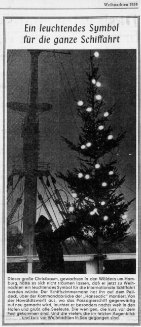 Ein Seemann befestigt einen Weihnachtsbaum auf der Brücke der Hanseatic
