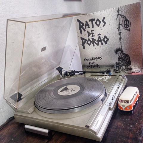 Disco de Vinil no toca discos e de fundo na foto capa do vinil.