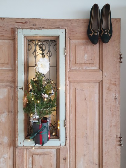 Deur met kerstboom.