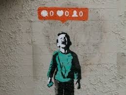 grafitti de uma criança chorando, em cima dela um desenho com os ícones do instagram: zero comentários, zero curtidas, zero seguidores.