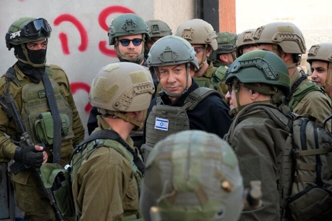 Le Premier ministre israélien Benjamin Nétanyahou avec des soldats à Jérusalem, le 25 décembre 2023. © Photo Avi Ohayon / Anadolu via AFP