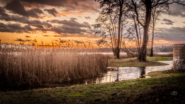 Sunset over Havel River and Jungfernsee, Sacrow, 26 Dec 2023. Nikon D5600, Nikkor DX 35 mm ƒ1.8G, ISO 100, ƒ22, -0.3 ev, 1/3s (long exposure)