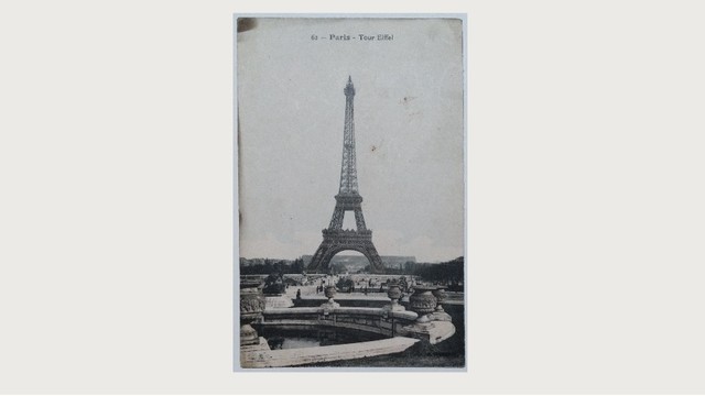 Der Eiffelturm in Paris. Dargestellt auf einer historischen Ansichtskarte um 1900. Die Ansicht ist schwach koloriert.