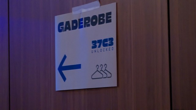 a sign at 37C3 saying "Gaderobe"