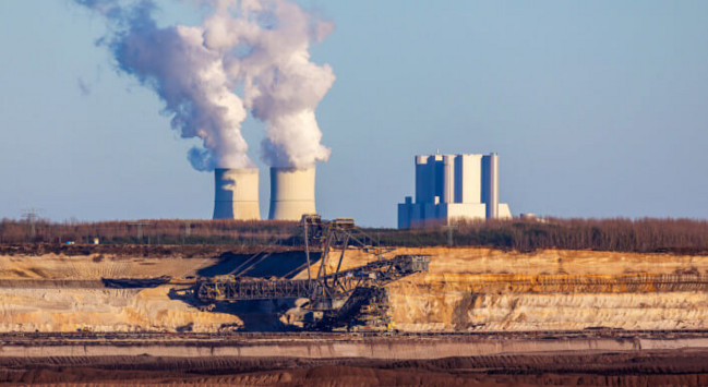 Foto: Im Hintergrund rauchende Schornsteine/Kühltürme eines Kohlekraftwerkes, im Vordergrund ein Kohletagbau mit riesigem Kohlebagger. 
Idylle vor blauem Himmel

Kohle-Riese Leag nutzt in der Lausitz weit mehr Wasser als die Fabrik von Tesla (Bild: Andreas Franke / picture alliance) 