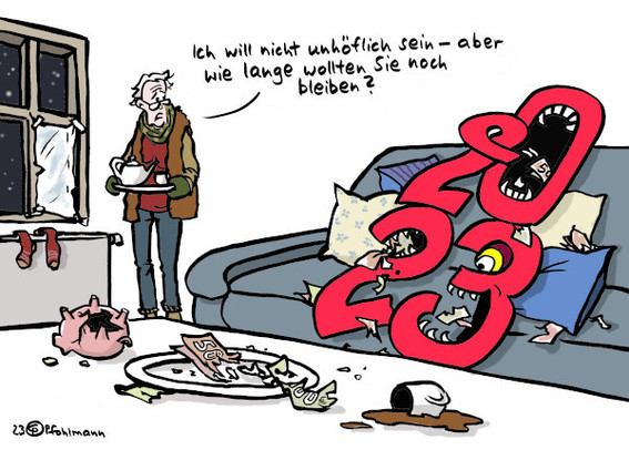 Die Jahreszahl 2023 hat es sich auf dem Sofa einer älteren, sichtbar ärmeren Frau gemütlich gemacht. Die Ziffer Null bekommt von der ersten Zwei Geld ins Maul gestopft. Die zweite Zwei kaut auch auf Banknoten herum, die Zahl Drei hat einen besonders gierigen Blick und macht dasselbe. Auf dem Tisch liegen ein aufgebrochenes Sparschwein , Münzen und weitere zerfledderte Banknoten, eine Kaffeetasse ist umgekippt.
Die Frau, die in ihrer Wohnung eine warme Weste, ein Schal und Handschuhe anhat, trägt ein Tablett mit Teekanne und Tasse und fragt das Jahr 2023 besorgt: "Ich will nicht unhöflich sein – aber wie lange wollten Sie noch bleiben?"
Im Hintergrund die notdürftig abgeklebte Fensterscheibe und Socken auf dem Heizkörper.