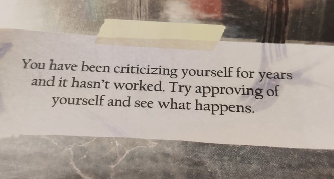 Angeklebter Zettel mit Text: "You have been criticizing yourself for years and it hasn't worked. Try approving of yourself and see what happens."