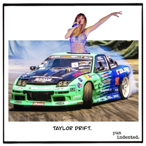 Ein Bild von Taylor Drift, die aus dem Schiebedach eines Sportwagens ragt, während das Auto um die Kurve rutscht. Bildunterschrift: Taylor Drift.