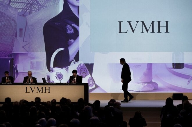 Bernard Arnault s’apprête à prendre la parole à l’assemblée générale de LVMH, le 20 avril 2023. © Photo Alain Jocard / AFP