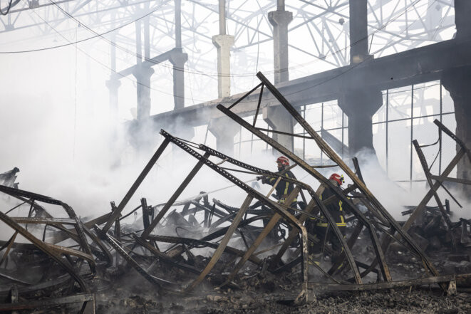 À Kyiv après une frappe russe, le 29 décembre 2023. © Photo Oleksii Chumachenko / Anadolu via AFP