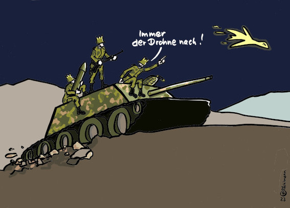 Klassische Dreikönigsszene bei Nacht, übertragen auf Kriegszeiten. Drei Soldaten sitzen oder stehen auf einem Panzer, jeder hat eine andere Waffe bei sich, der vordere Soldat ruft mit ausgestrecktem Arm: "Immer der Drohne nach!" Am Himmel eine Drohne anstelle eines Kometen. Die Helme der Soldaten erinnern an Königskronen.