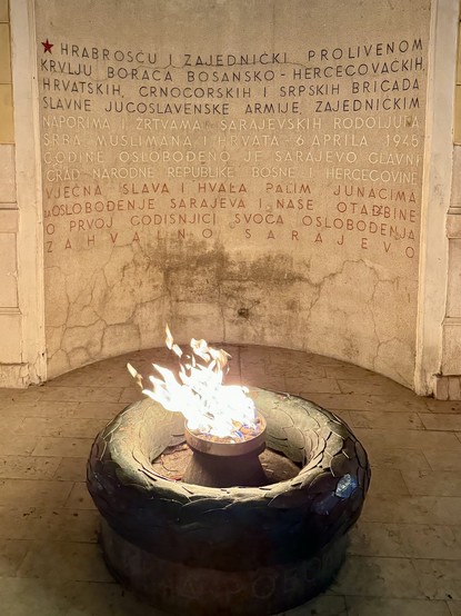 With courage and the jointly spilled blood of the fighters of the Bosnian-Herzegovinian, Croatian, Montenegrin, and Serbian brigades of the glorious Yugoslav Army; 
with the joint efforts and sacrifices of Sarajevan patriots Serbs, Muslims and Croats on 6 April 1945 Sarajevo, the capital city of the People's Republic of Bosnia and Herzegovina was liberated.
Eternal glory and gratitude to the fallen heroes for the liberation of Sarajevo and our homeland. On the first anniversary of its liberation—
a grateful Sarajevo.