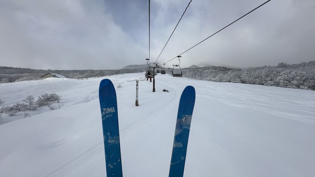 Chairlift view of Myoko at Ikenotaira Onsen Alpen Blick with new blue Zuma skies.