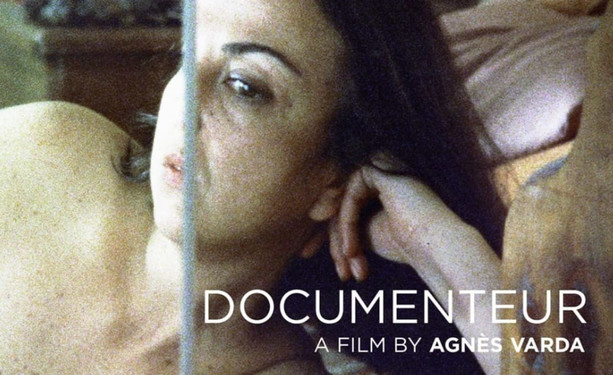 Sabine Mamou Gesicht wird in einem Spiegel gebrochen, darüber der Schriftzug "DOCUMENTEUR - A Film by Agnès Varda"