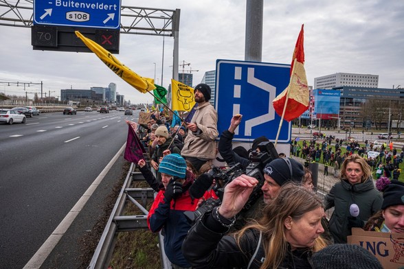 AMSTERDAM - Met de @NOS op, voor en achter de vangrail #A10