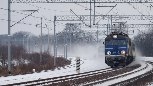 W nocy w czwartku na piątek służby techniczne PLK SA wykonały jazdy patrolowe na 3200  km szlaków zapewniając możliwość przejazdu na najważniejszych liniach kolejowych.Sieć kolejowa jest przejezdna pomiędzy Słupskiem a Lęborkiem 3 informują Polskie Linie Kolejowe.