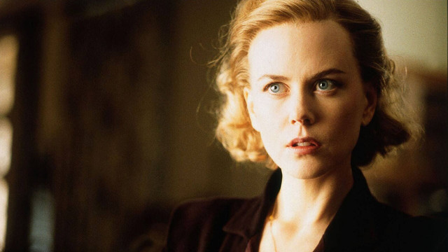 Szene aus "The Others", Nicole Kidman schaut an der Kamera vorbei, ihr halbes Gesicht ist in gleißendes Licht getaucht