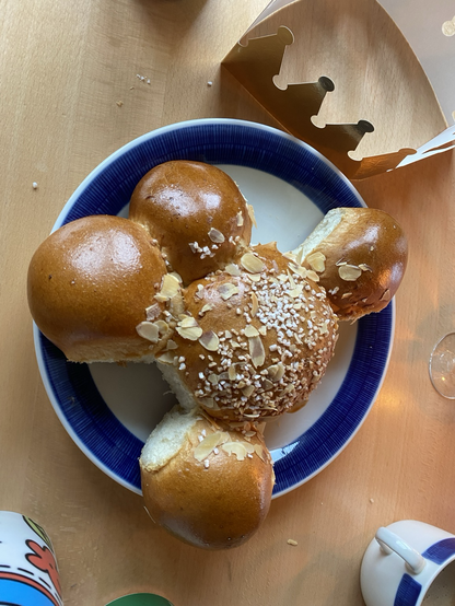 Dreikönigskuchen mit 5 übrigen Stücken.