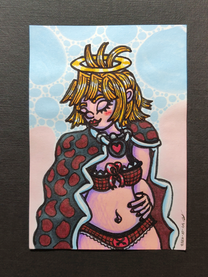 Marève, en lingerie rouge avec un manteau noir à pois noirs, les yeux fermés avec une auréole dorée; le fond est constitué d'un bas rose pâle uni, et de bulles bleues en ciel.