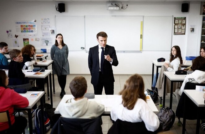 Emmanuel Macron lors d’une visite dans un collège à Jarnac, le 28 février 2023. © Photo Stéphane Mahé / Pool / AFP