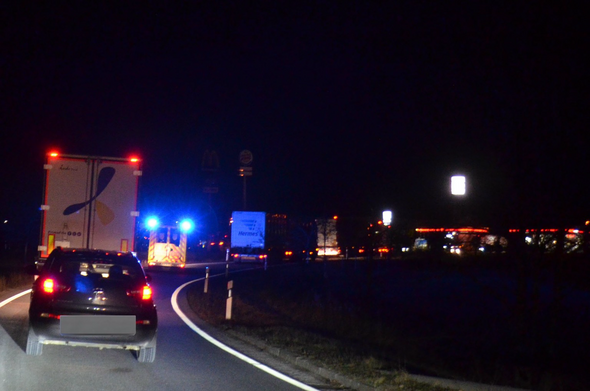 Ausfahrt Thiendorf. Rückstau von LKWs, dazwischen ein RTW mit Blaulicht.