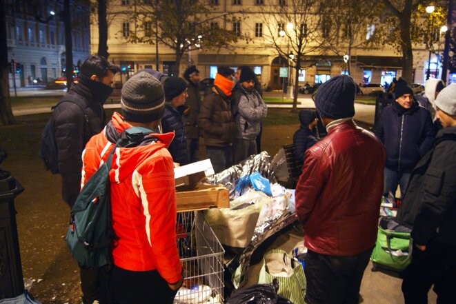 Une distribution alimentaire Piazza della Libertà, à Trieste (Italie), lors d'une maraude de l'association Linea d'Ombra. © Photo Cécile Cécile Debarge pour Mediapart