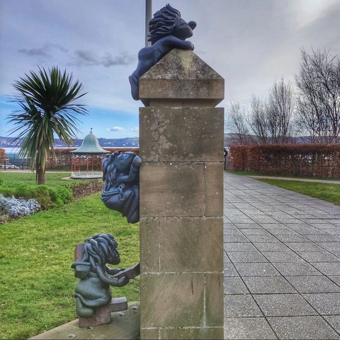 Statue of the lemmings video game characters climbing a post in Dundee