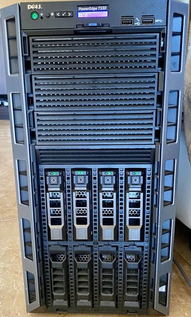 Foto frontal del Dell PowerEdge T330 con los discos ya montados en las bahías.