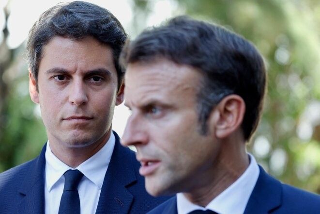 Gabriel Attal et Emmanuel Macron lors de la visite d’une école à Orange le 1er septembre 2023. © Photo Ludovic Marin / AFP