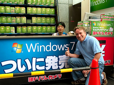 Linus Torvalds posing in front of a Windows 7 display (Location Japan).