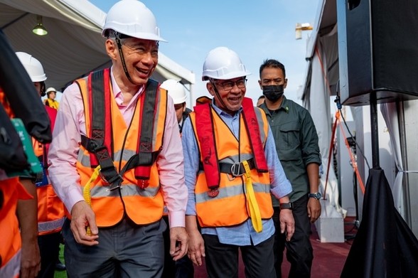 Prime Minister Datuk Seri Anwar Ibrahim (right in white hat) and Singapore’s Lee Hsien Loong (left). / Photo from linked article.