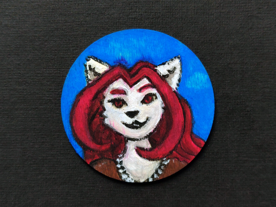 Un médaillon de bois de 5cm de diamètre peint à l'acrylique représentant un portrait de Bianca di Palermo.