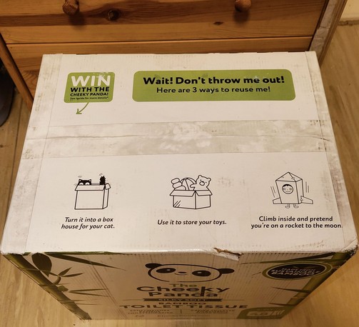 Ein Karton, Verpackung von Bambus-Toilettenpapier. Auf dem Karton steht in Englisch: Wait! Don't throw me out!
Gefolgt von illustrierten Beispielen der Weiterverwendung.
Als Haus für Katzen, als Aufbewahrung für Spielzeug oder man soll hinklettern und so tun, als sei es eine Rakete zum Mond. 