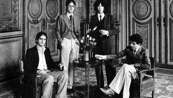 La Banda Trapera del Río en una sesión de fotos para su segundo disco, Guante de Guillotina, disco que quedó congelado durante años. La fotografía es de Salvador Costa y vemos, de izquierda a derecha y elegantemente vestidos en un salón barrocamente decorado a Juan Pulido, Tío Modes, Jordi Subidas y Morfi. CC BY-SA 4.0