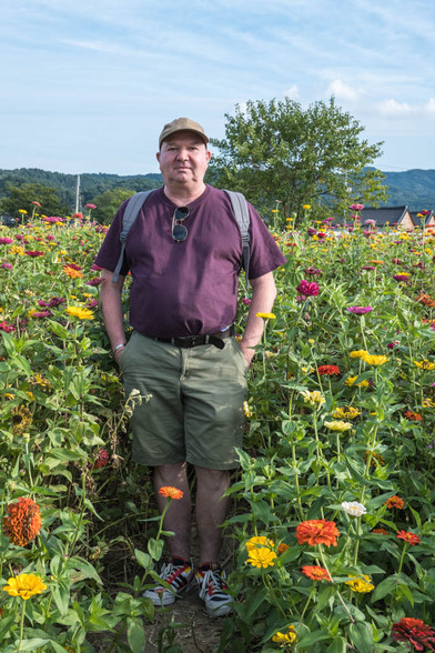 Moi, dans un champ de fleurs colorées.
