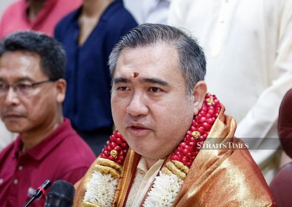 Transport Minister Anthony Loke Siew Fook at the Batu Caves KTM station. / Photo from linked article.